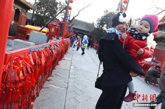 民眾逛北京廟會(huì)，迎接財(cái)神降臨、賜福賜財(cái)、祈求平安吉祥。 中新社記者 張勤 攝