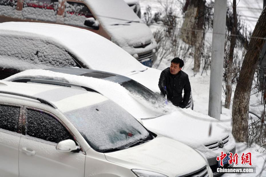 強(qiáng)冷空氣入侵 烏魯木齊遭大到暴雪襲城