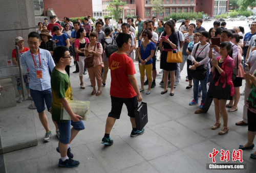 　　資料圖：2015年6月13日，考生走出中國(guó)人民大學(xué)自主招生考試考場(chǎng)。中新社發(fā) 侯宇 攝