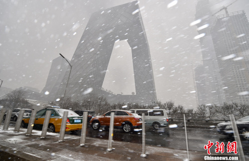 資料圖：2017年2月21日，北京多個(gè)地區(qū)迎來降雪天氣。圖為雪中的央視大樓。中新網(wǎng)記者 金碩 攝