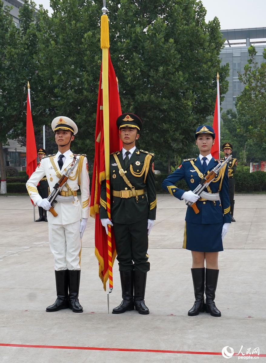  7月29日，在中國人民解放軍陸海空三軍儀仗隊駐地，儀仗隊正在進行表演。 人民網(wǎng)   陳悅  攝