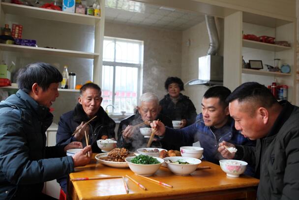 郭紀(jì)榮一家祖孫三代陪郭三網(wǎng)吃午飯