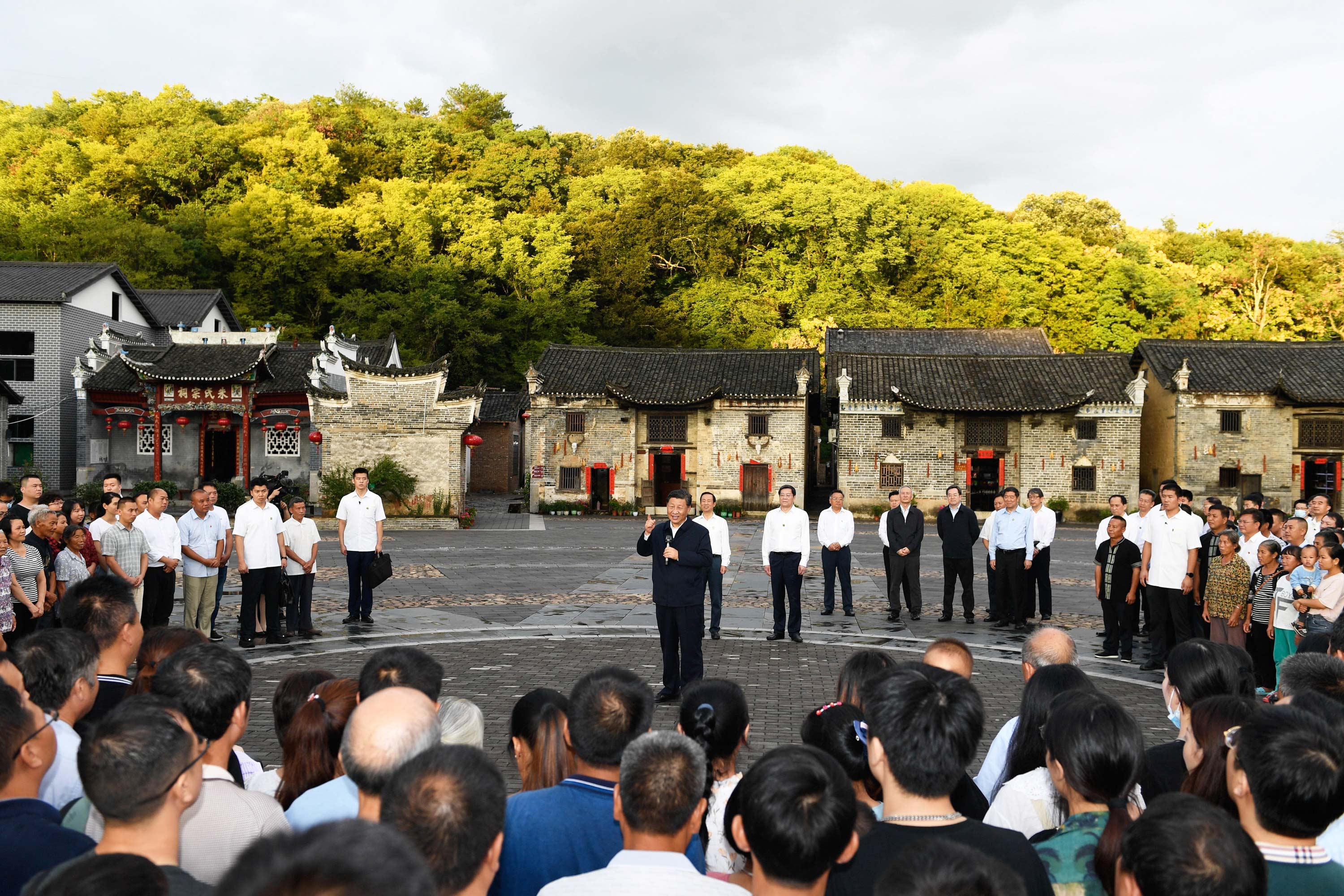 9月16日至18日，中共中央總書記、國(guó)家主席、中央軍委主席習(xí)近平在湖南考察。這是16日下午，習(xí)近平在郴州市汝城縣文明瑤族鄉(xiāng)沙洲瑤族村，同村民和遊客們親切交流。