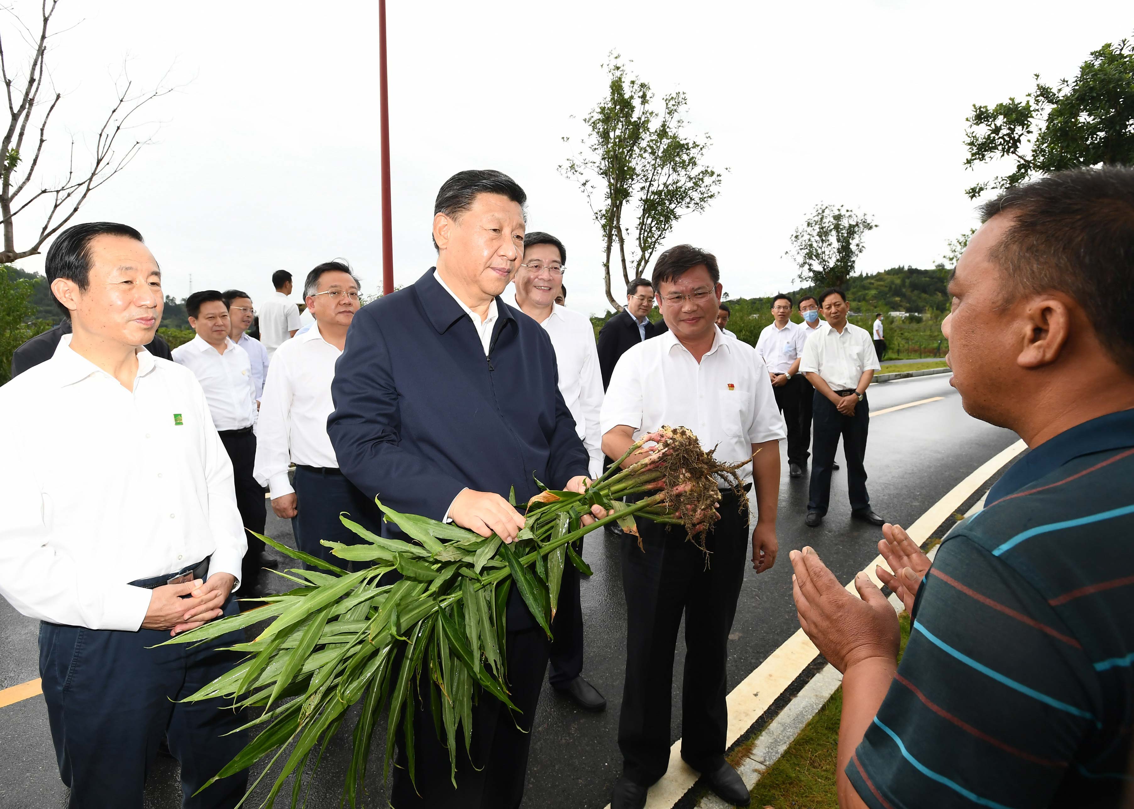 9月16日至18日，中共中央總書記、國(guó)家主席、中央軍委主席習(xí)近平在湖南考察。這是16日下午，習(xí)近平在郴州市汝城縣文明瑤族鄉(xiāng)沙洲瑤族村沙洲現(xiàn)代農(nóng)旅示範(fàn)基地，了解扶貧産業(yè)發(fā)展和增收情況。