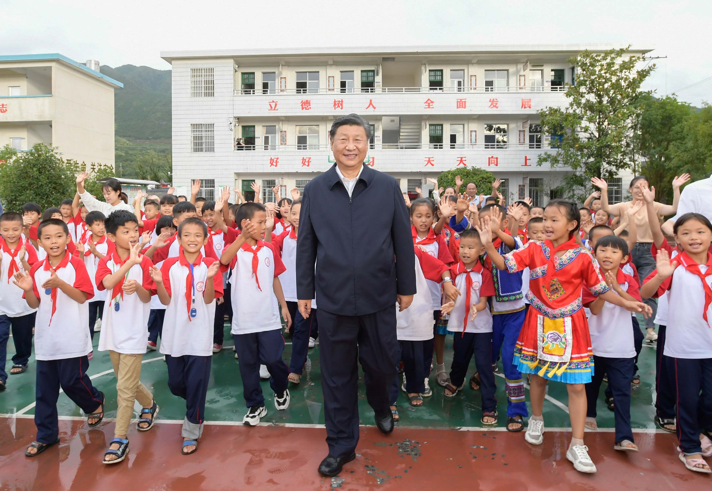 9月16日至18日，中共中央總書記、國(guó)家主席、中央軍委主席習(xí)近平在湖南考察。這是16日下午，在郴州市汝城縣文明瑤族鄉(xiāng)第一片小學(xué)，師生們簇?fù)碇?xí)近平步出校園。