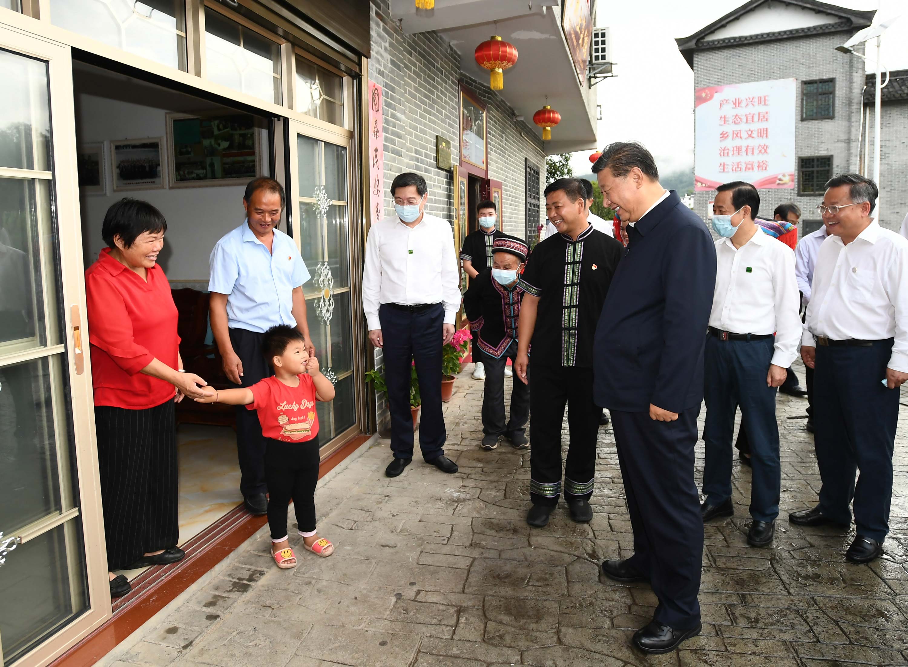 9月16日至18日，中共中央總書記、國(guó)家主席、中央軍委主席習(xí)近平在湖南考察。這是16日下午，習(xí)近平在郴州市汝城縣文明瑤族鄉(xiāng)沙洲瑤族村察看村容村貌，同村民親切交談。