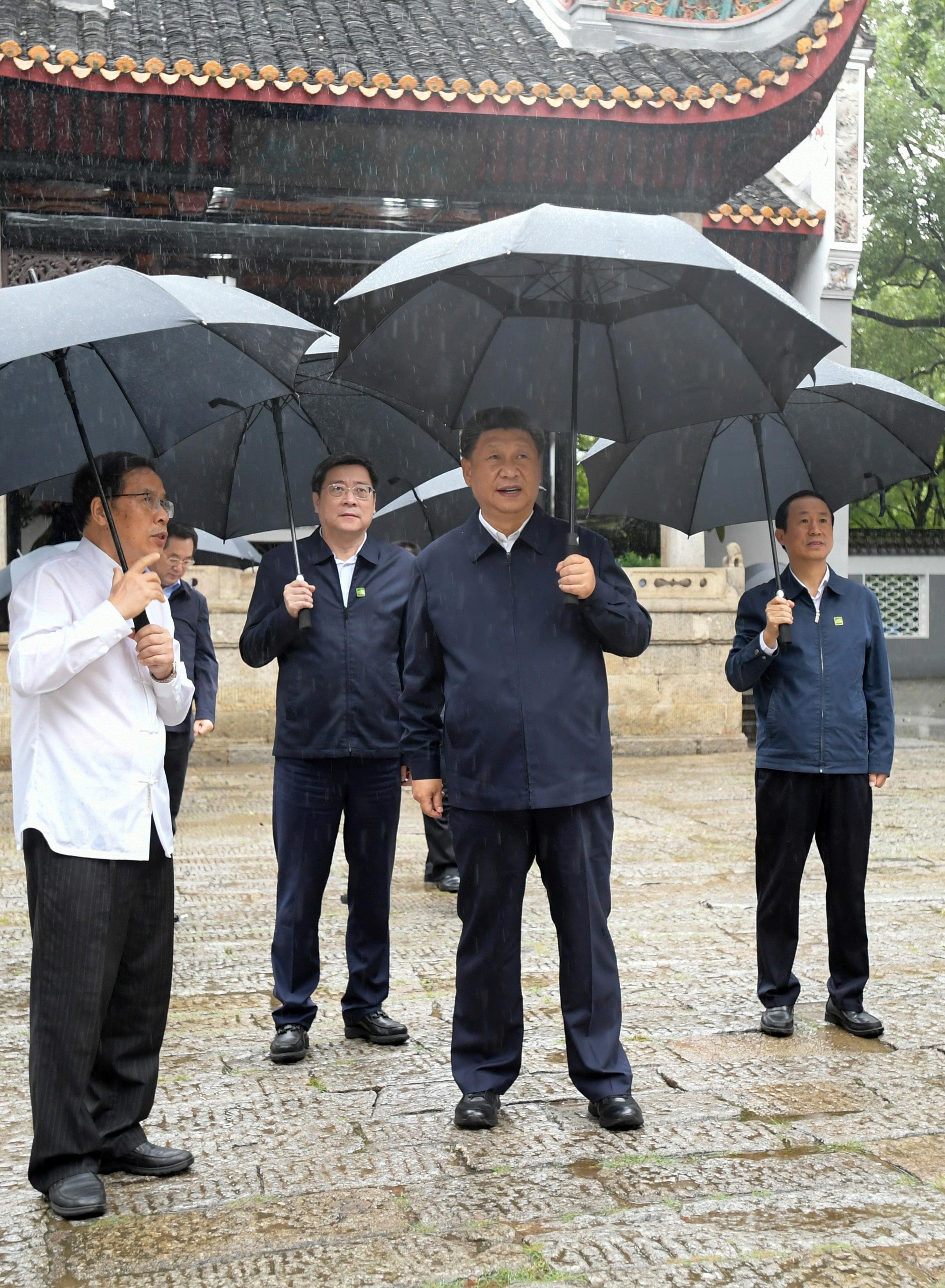 9月16日至18日，中共中央總書記、國(guó)家主席、中央軍委主席習(xí)近平在湖南考察。這是17日下午，習(xí)近平在湖南大學(xué)岳麓書院考察調(diào)研，了解人才培養(yǎng)、文化傳承等情況。