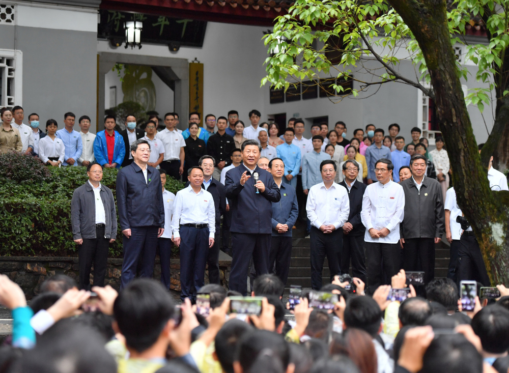 9月16日至18日，中共中央總書記、國(guó)家主席、中央軍委主席習(xí)近平在湖南考察。這是17日下午，習(xí)近平在湖南大學(xué)考察時(shí)，同師生們親切交流。