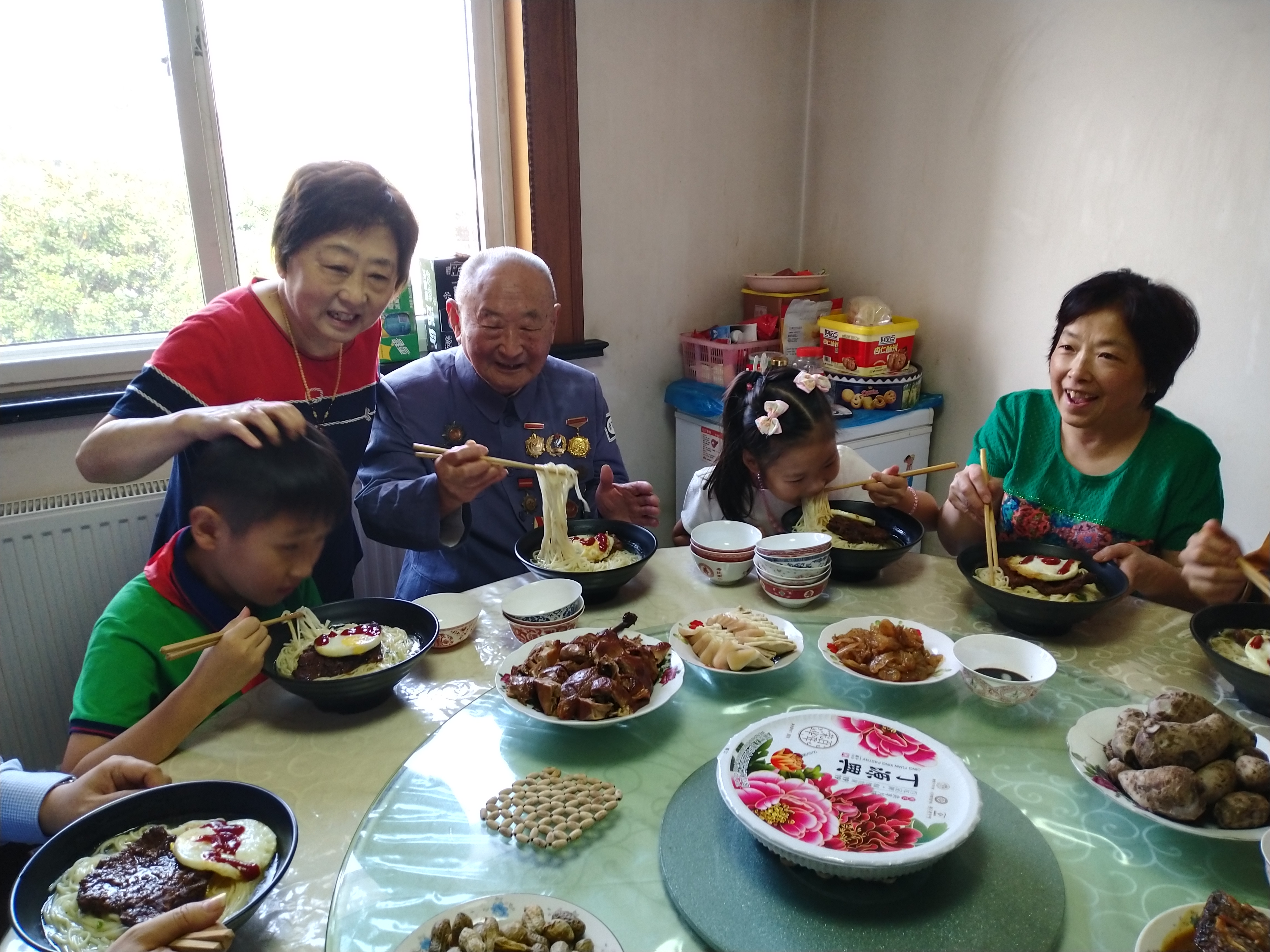 2020年10月1日，鮑奇（右三）和家人一起吃國慶面。龍鋼 攝