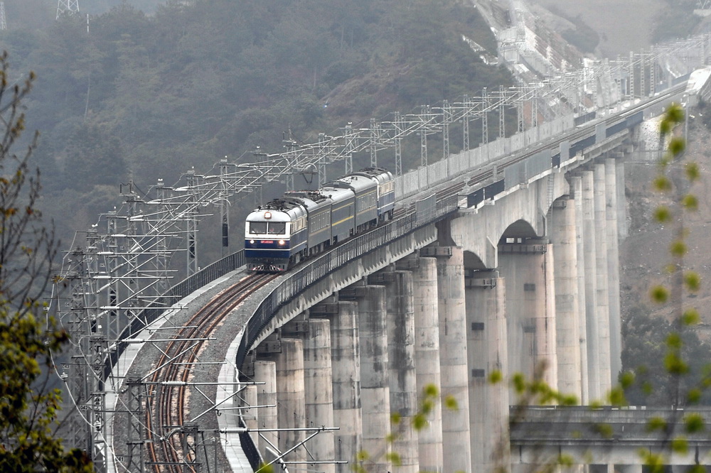 3月18日，動(dòng)態(tài)檢測列車行駛在金臺(tái)鐵路臺(tái)州市仙居縣境內(nèi)的線路上。