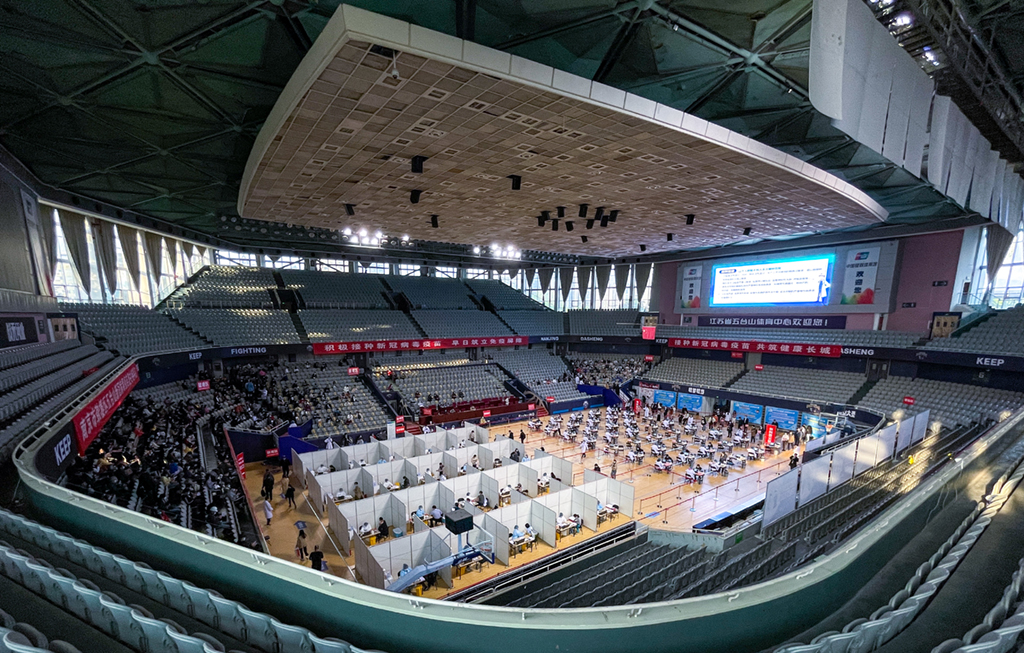 4月9日，市民在南京市鼓樓區(qū)五臺山體育中心設(shè)置的新冠病毒疫苗集中接種點接種疫苗。