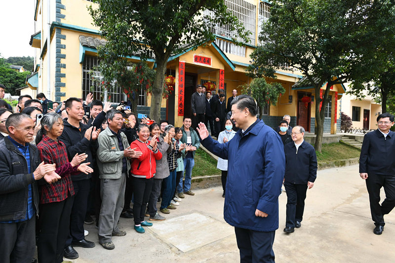 2021年4月25日，習(xí)近平總書記在桂林市全州縣才灣鎮(zhèn)毛竹山村考察時，同鄉(xiāng)親們親切交流。