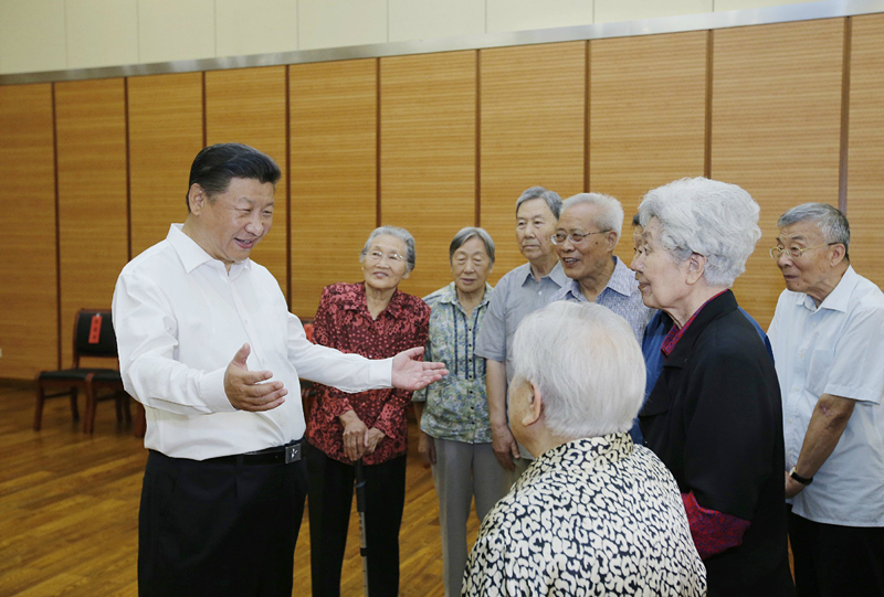 2016年9月9日，習(xí)近平總書記在北京市八一學(xué)校同母校老教師們親切交談。