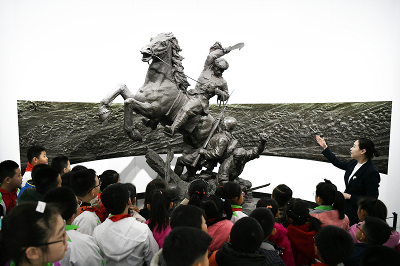 2019年4月4日，在東北烈士紀念館，學(xué)生們在聽講解員講解。