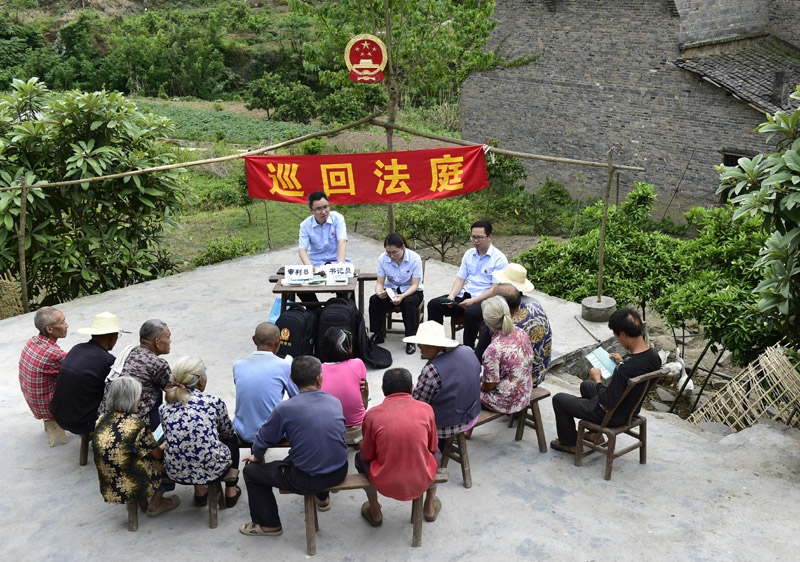 2018年4月12日，重慶市雲(yún)陽縣人民法院“水上巡迴法庭”工作人員在庭審結(jié)束後向高陽鎮(zhèn)團(tuán)堡村村民進(jìn)行普法宣傳。