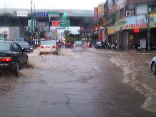 道路積雨嚴(yán)重