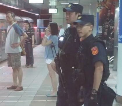 特警在地鐵月臺及車廂內(nèi)巡邏