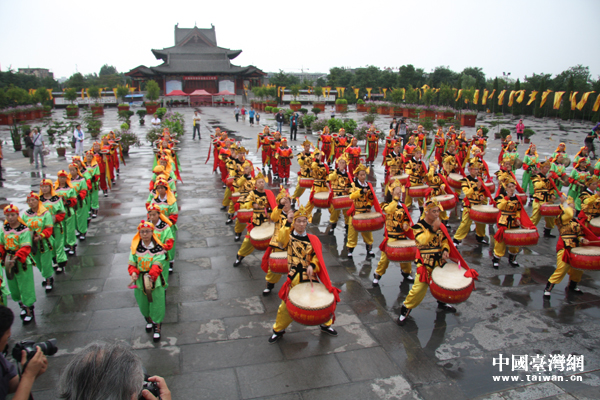 大槐樹尋根祭祖園用威風(fēng)鑼鼓歡送臺灣嘉賓