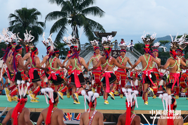 臺(tái)灣少數(shù)民族豐年祭萬人大聯(lián)歡活動(dòng)19日晚間在臺(tái)灣花蓮舉行。圖為臺(tái)灣豐濱、光復(fù)、吉安鄉(xiāng)各部落勇士表演