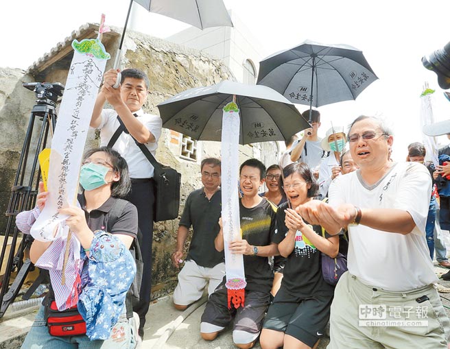 復(fù)興航空班機(jī)在澎湖墜毀，痛失至親的家屬24日在空難現(xiàn)場招魂，情緒崩潰傷心不已。