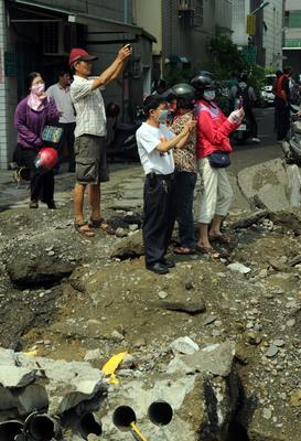 氣爆吸引看熱鬧民眾，拿出手機(jī)拍照。