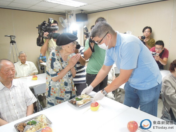 民黨臺(tái)北市長(zhǎng)參選人連勝文今天與老人共餐，親自為長(zhǎng)輩打菜、端飯