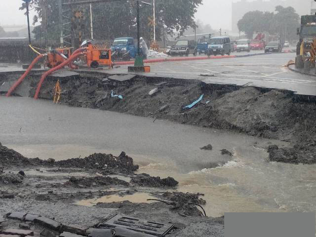 高雄氣爆災(zāi)區(qū)受大雨侵襲 道路淹成小河