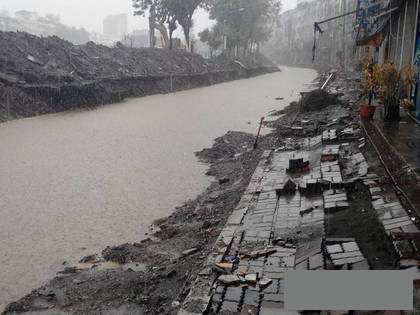 高雄氣爆災(zāi)區(qū)受大雨侵襲 道路淹成小河