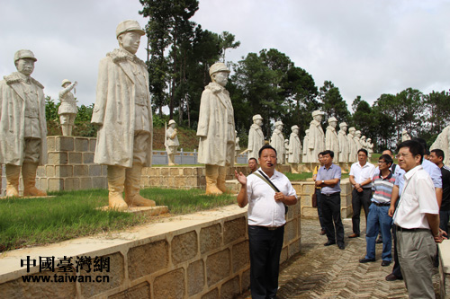 陳院鋒向採訪團(tuán)介紹中國遠(yuǎn)征軍雕塑群