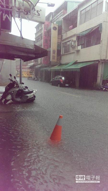 氣爆災(zāi)區(qū)連夜大雨 高雄一片汪洋