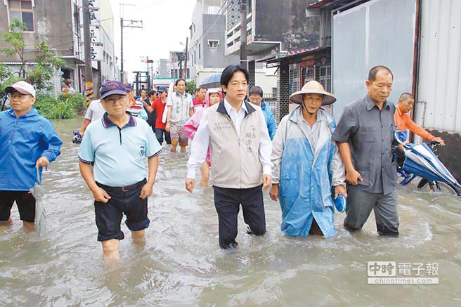 臺(tái)南市溪南地區(qū)成水鄉(xiāng)澤國(guó)，市長(zhǎng)賴清德在受災(zāi)區(qū)域勘災(zāi)