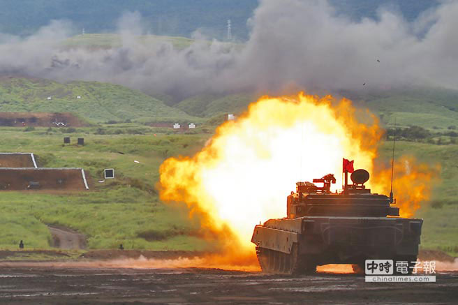 8月24日，日本陸上自衛(wèi)隊在靜岡進行“富士綜合火力演習”，“島嶼防禦”為核心內容