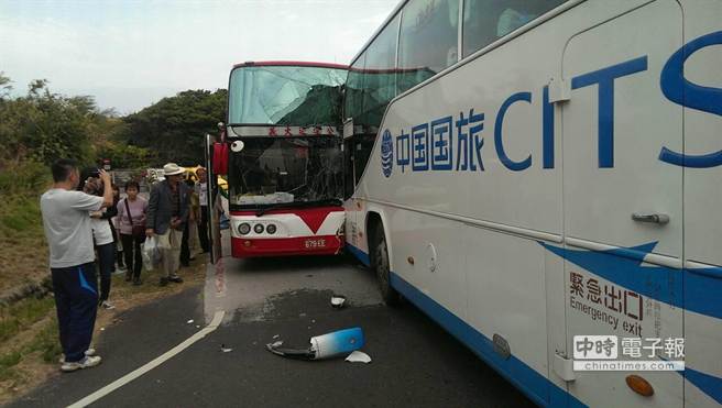 　2輛載有大陸游客的旅遊大巴車(chē)在臺(tái)灣墾丁貓鼻頭公園對(duì)撞，車(chē)上26人送醫(yī)治療