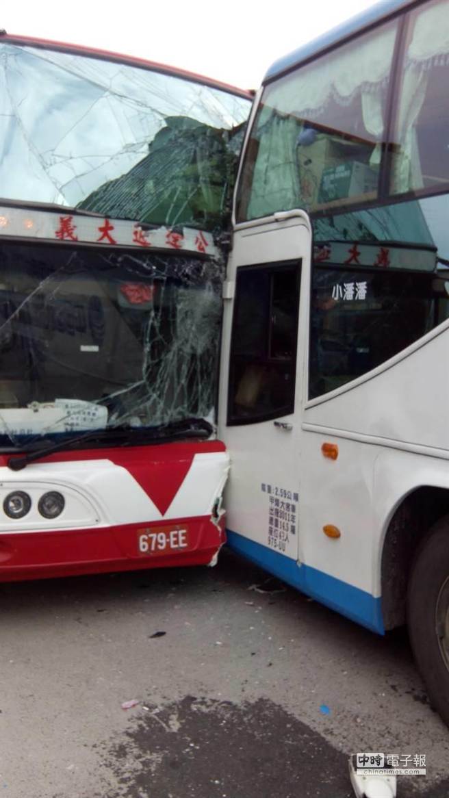 2輛載有大陸游客的旅遊大巴車(chē)在臺(tái)灣墾丁貓鼻頭公園對(duì)撞，車(chē)上26人送醫(yī)治療