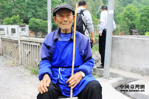 　　96歲的樂山雙橋村村民王國(guó)升參與了樂西公路五洞橋的修建。（臺(tái)灣網(wǎng) 宣玲玲 攝）