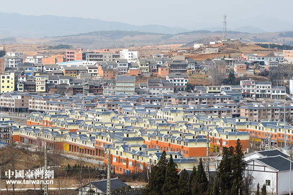 今天的畢節(jié)市迤那鎮(zhèn)，已經(jīng)蓋起了大片的村名遷居房。