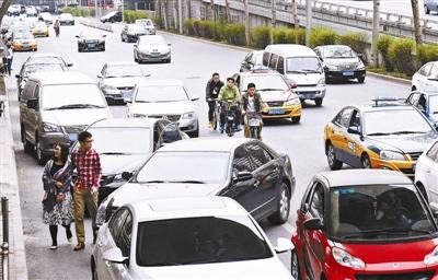 學(xué)生拍佔(zhàn)道車被罵書獃子 人大附中全校找“傻子”