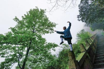 敘永縣丹山玉皇觀90後道長鐘嗣源在練拳站樁。