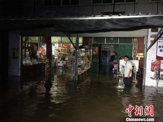 受潰口影響，余志軍的家門前水深及膝蓋 張芹 攝