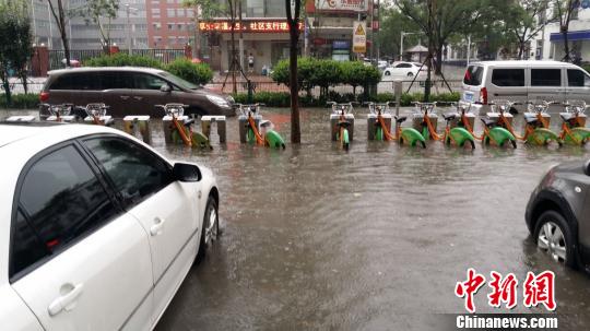 山西太原強(qiáng)降雨天氣致多輛汽車被淹行人舉步維艱