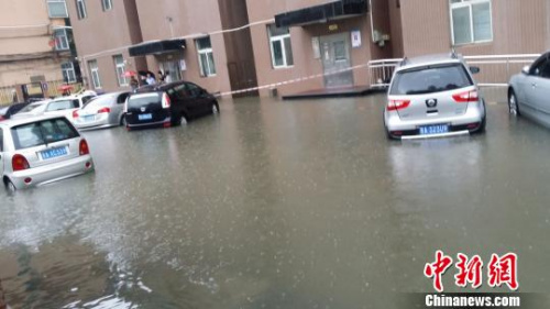 山西太原強(qiáng)降雨天氣致多輛汽車被淹 行人舉步維艱