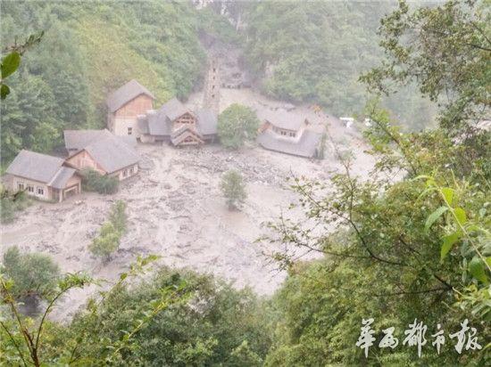 四川臥龍因強降雨突發(fā)大型泥石流 交通中斷(圖)