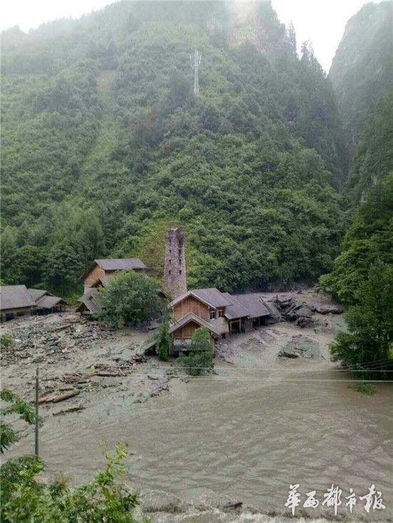 四川臥龍因強降雨突發(fā)大型泥石流 交通中斷(圖)