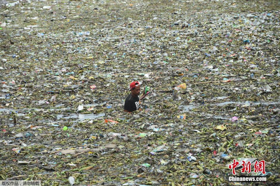 颱風妮妲離開菲律賓 海面漂滿大量垃圾