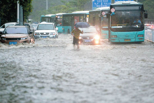 深圳因地下水管問(wèn)題多多，每逢暴雨都會(huì)造成多處積水。（香港《東方日?qǐng)?bào)》網(wǎng)站）