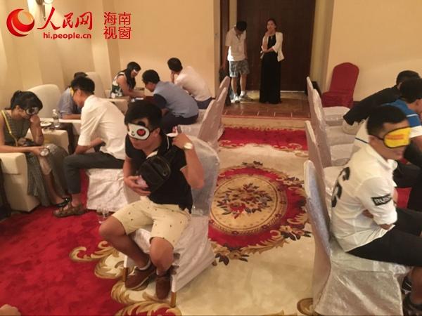 海南首現(xiàn)"黑暗約會(huì)" 男女蒙眼聊天訴鍾情