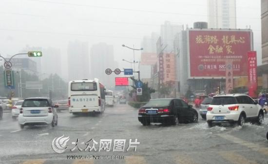 暴雨中行車，應(yīng)低速檔緩慢行駛，及時(shí)打開雨刮器、警示燈、防霧燈。（記者 王宗陽 攝）