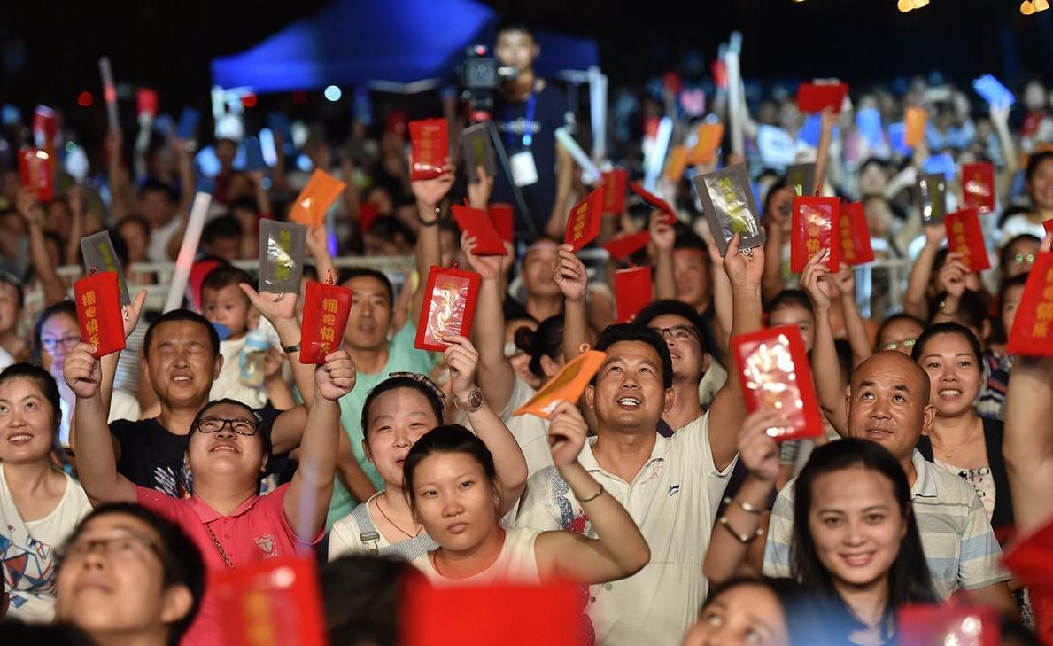 安徽舉辦朋友圈節(jié) 近5000人關(guān)手機玩丟手絹遊戲