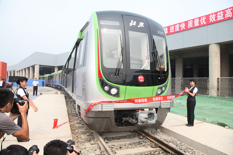 京港地鐵16號線新車駛入現(xiàn)場，衝過預示著新起點的彩帶