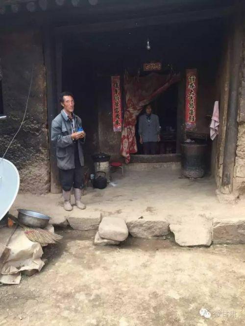 （8口之家僅剩年邁的母子，住著58年前的土坯危房）